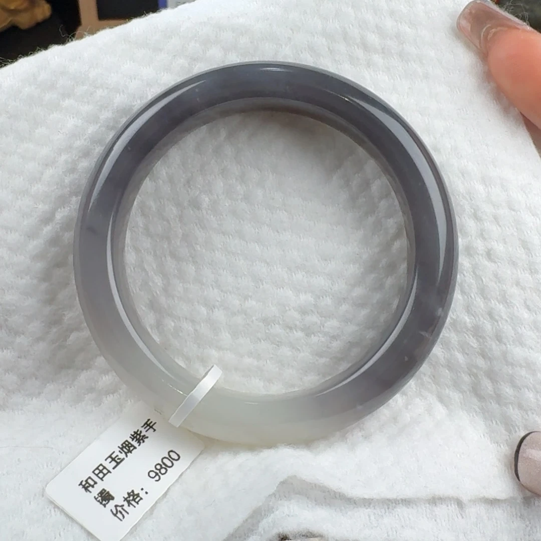 和田玉手镯未镶嵌香***?