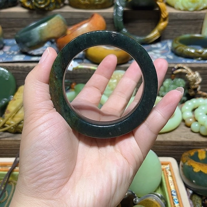 岫岩河磨玉（透闪石质玉）手镯未镶嵌