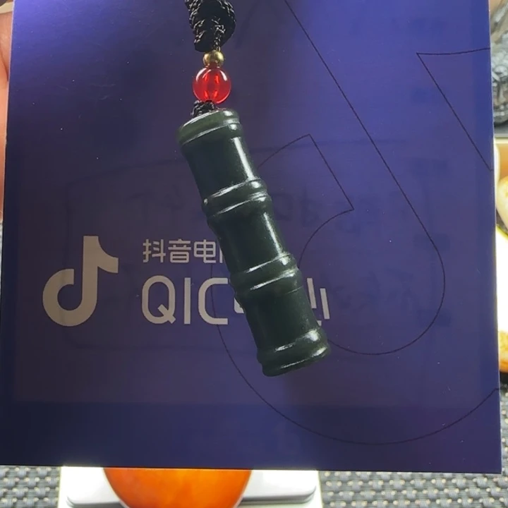 余***身和田玉未镶嵌颈饰
