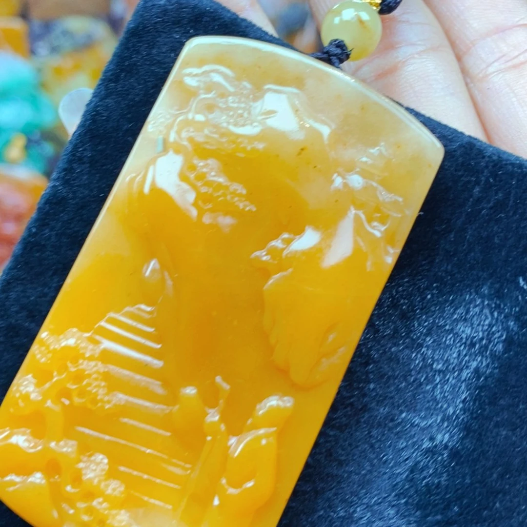 未镶嵌石英质玉（黄龙玉）颈饰