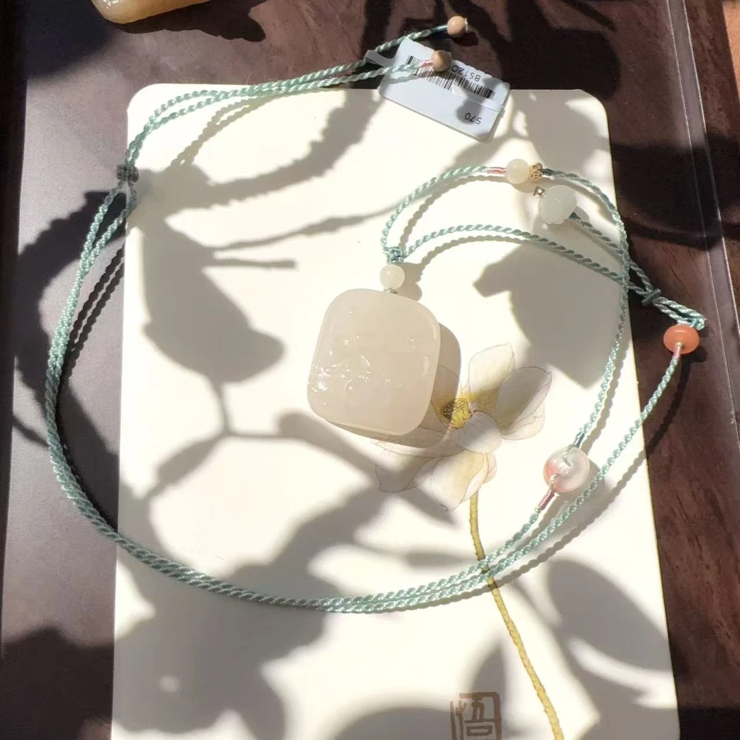 和田玉藕粉猫王项链