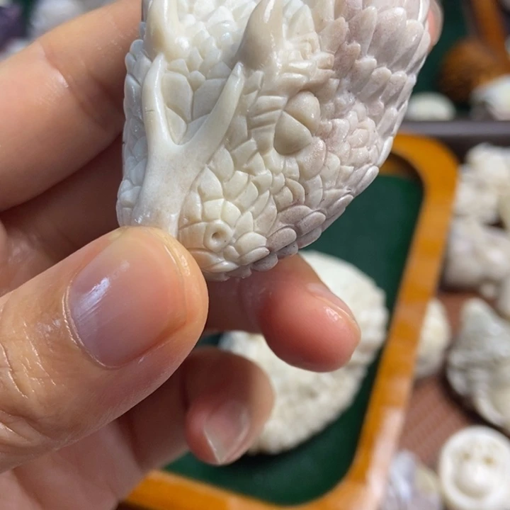 達***偉配饰鹿角雕刻一个出