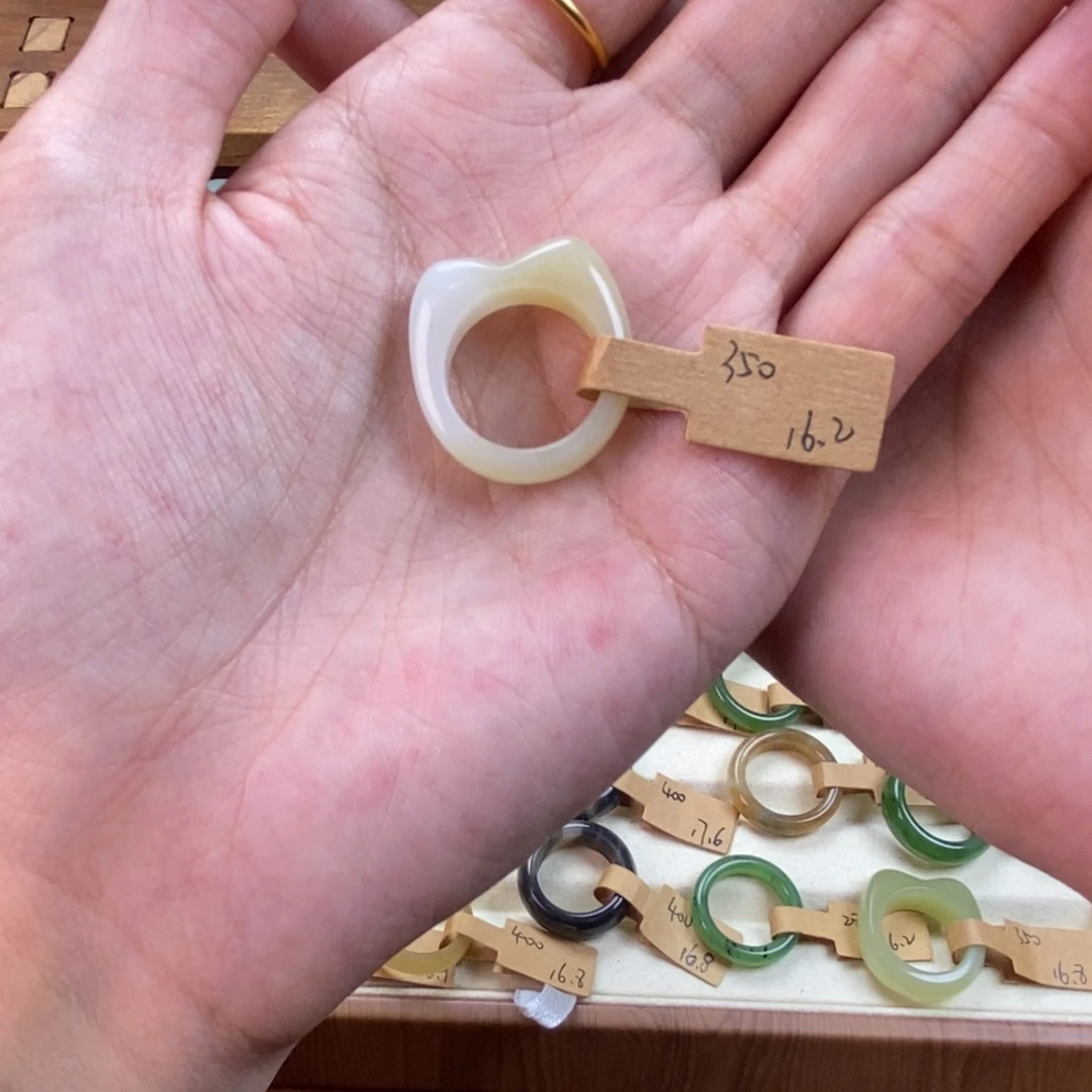 橘***和田玉未镶嵌颈饰