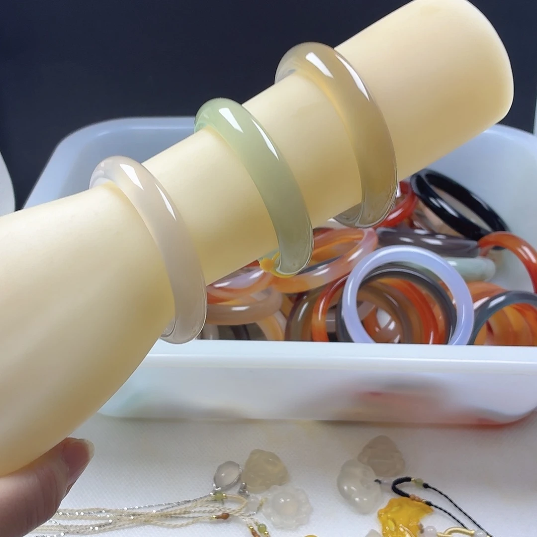 朱***力玛瑙/玉髓未镶嵌手镯