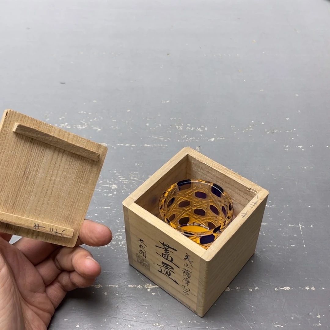 铁***柱瓷片密密麻麻地铺满一层