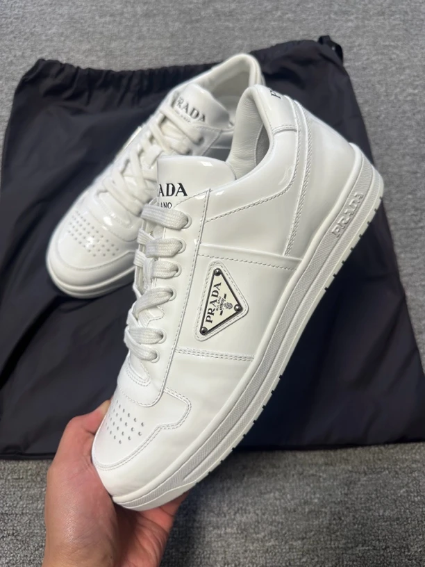 全新未使用 Prada/普拉达 40码 三角标漆皮白色男士板鞋