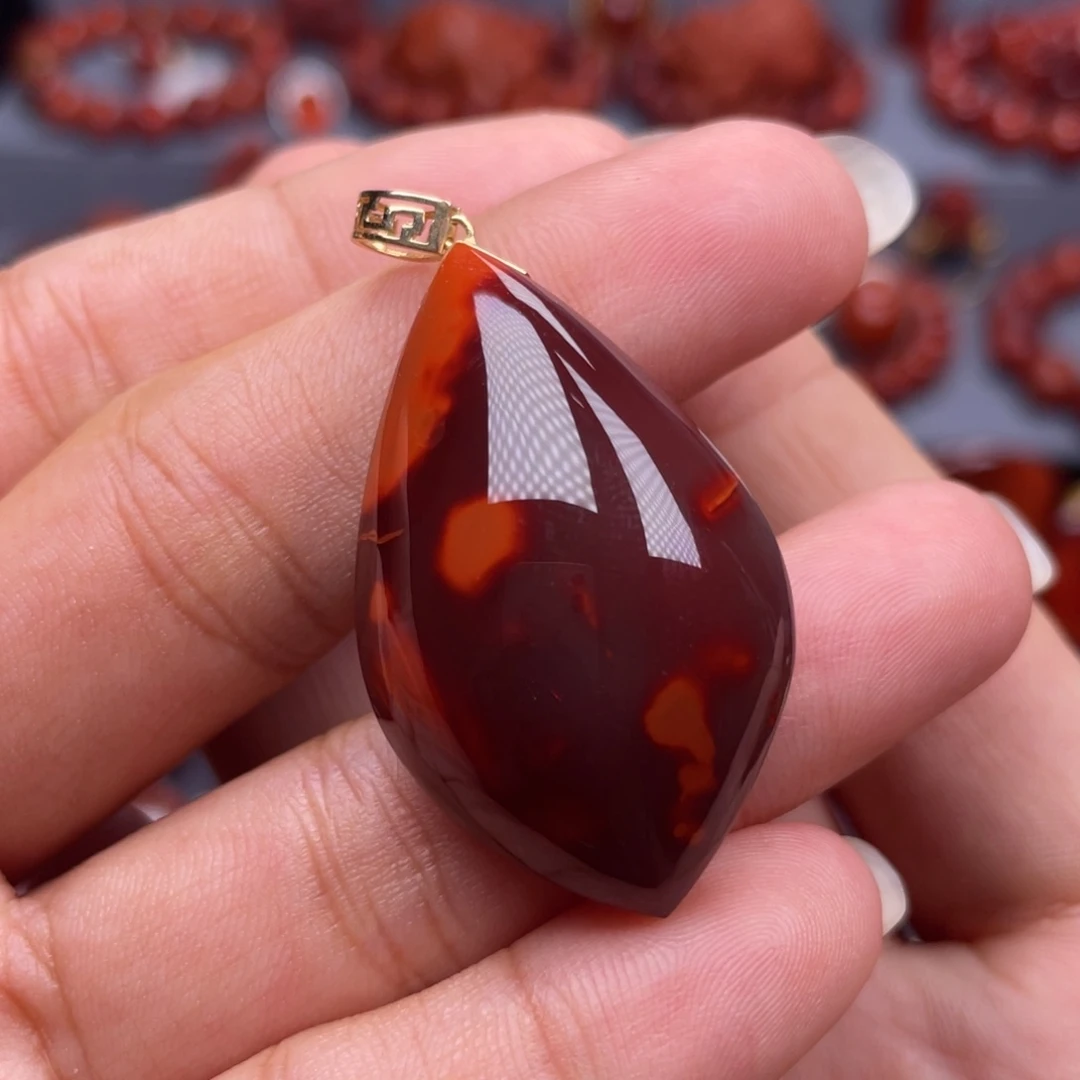 南红玛瑙18K金镶嵌珠宝奇石吊坠