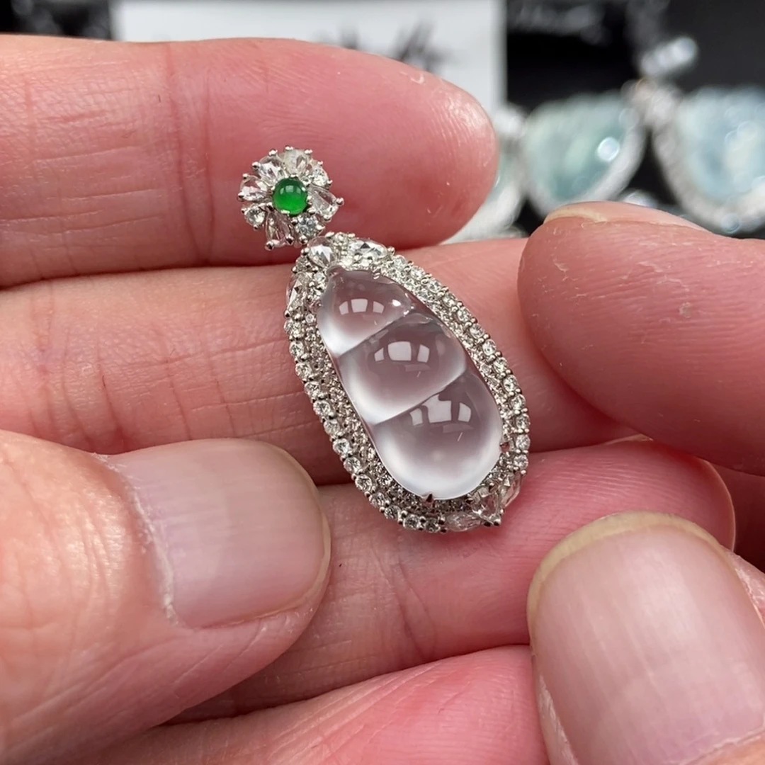 颈饰18K金镶嵌翡翠豆子