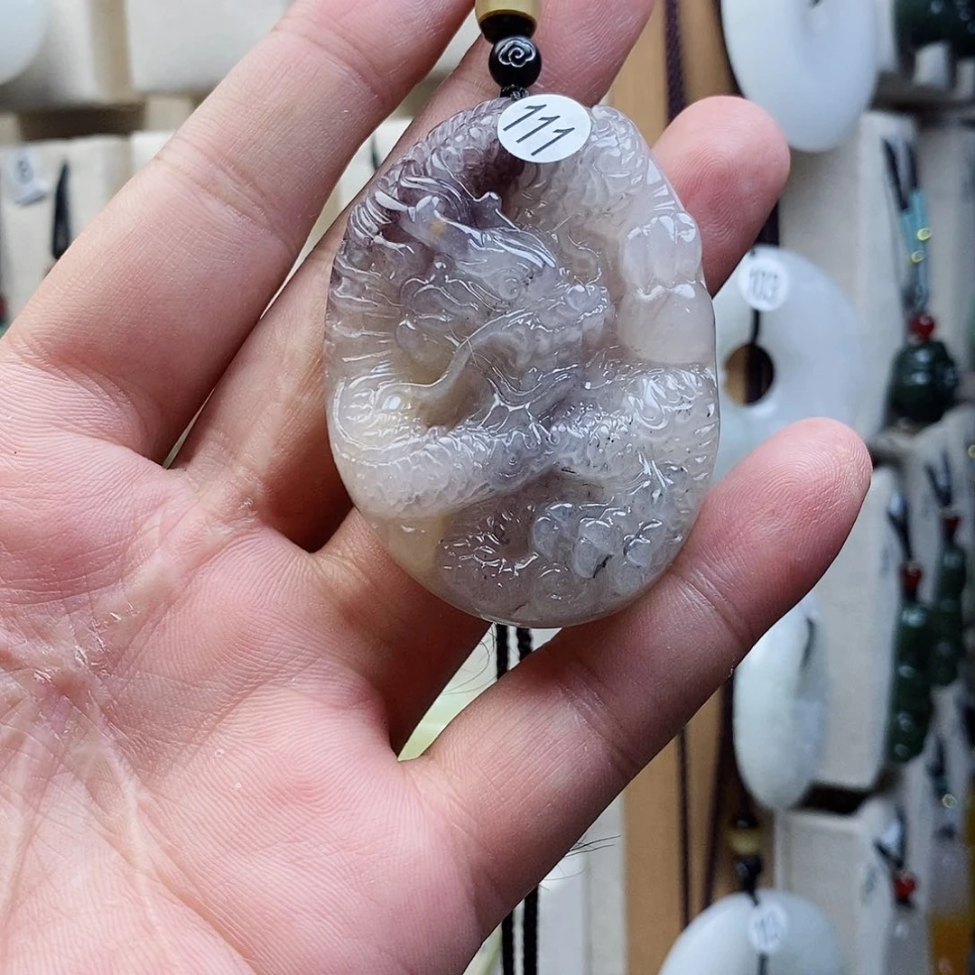 颈饰未镶嵌石英质玉（金丝玉）