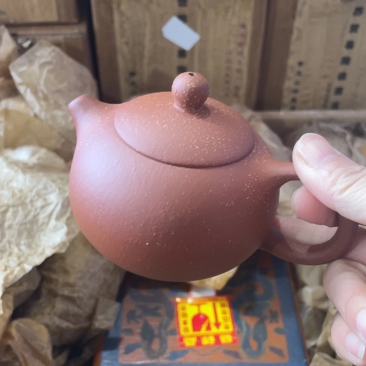 紫砂茶壶矿泥料手工制作的一把紫砂壶。