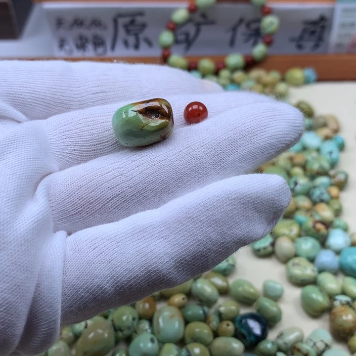 千***余南红玛瑙未镶嵌珠宝奇石