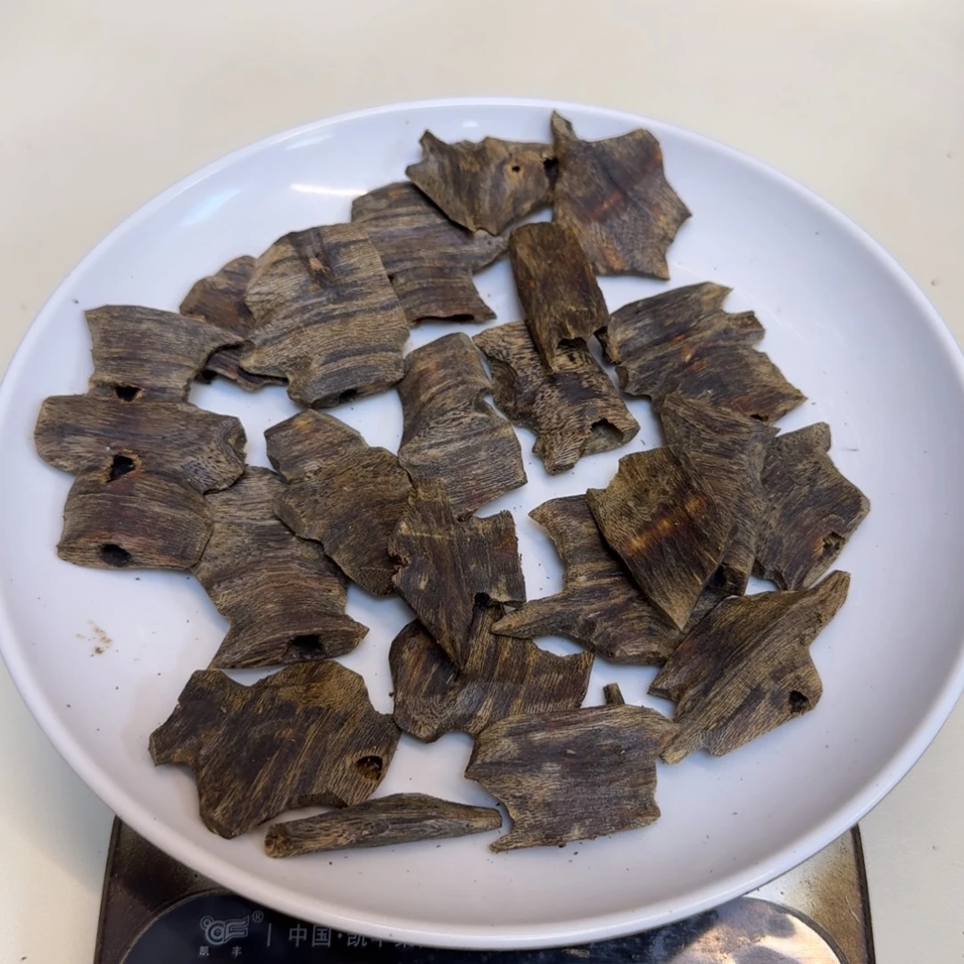 哈***哈沉香沉香碎屑蓝宝石高油块料101克