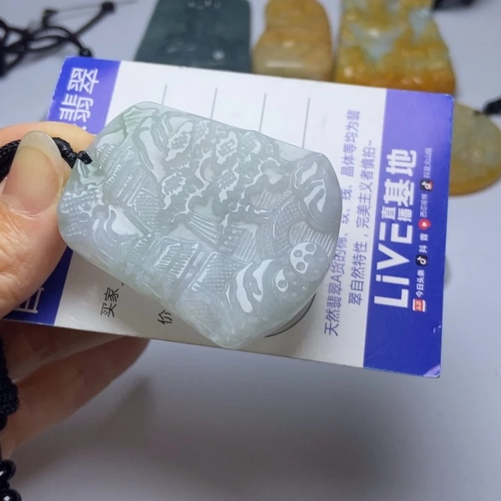 翡翠挂件未镶嵌翡翠