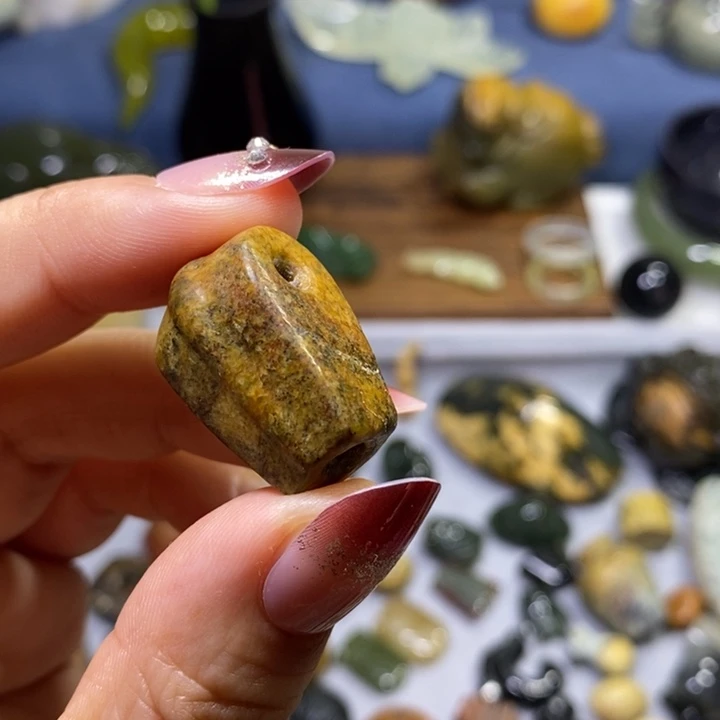 岫岩河磨玉（透闪石质玉）未镶嵌挂件瑕疵甩货1.5