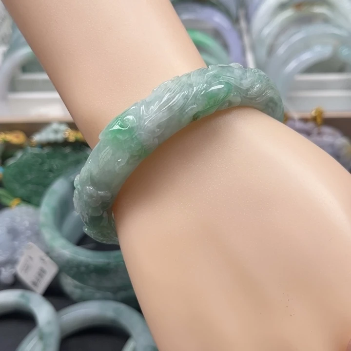 翡翠未镶嵌手镯030飘辣绿带雪花棉九尾狐56.7