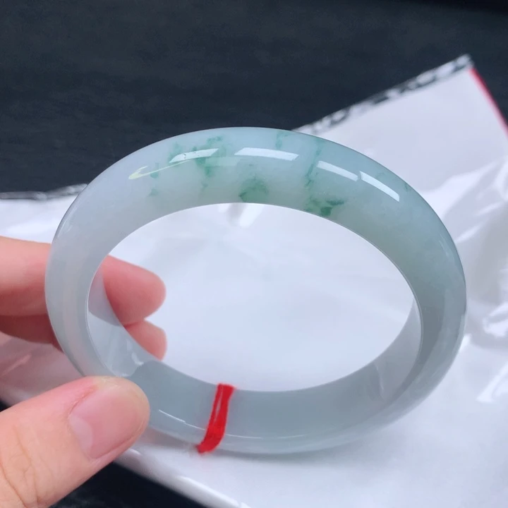 翡翠手镯未镶嵌。