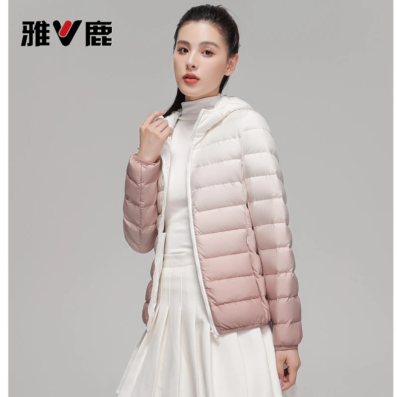 雅鹿2025冬季新款真绒服女短款连帽修身绒服渐变色轻便外套百搭款