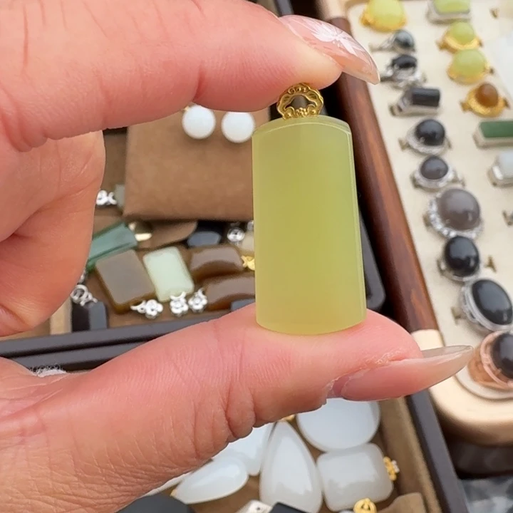 和田玉18K金镶嵌颈饰仙女