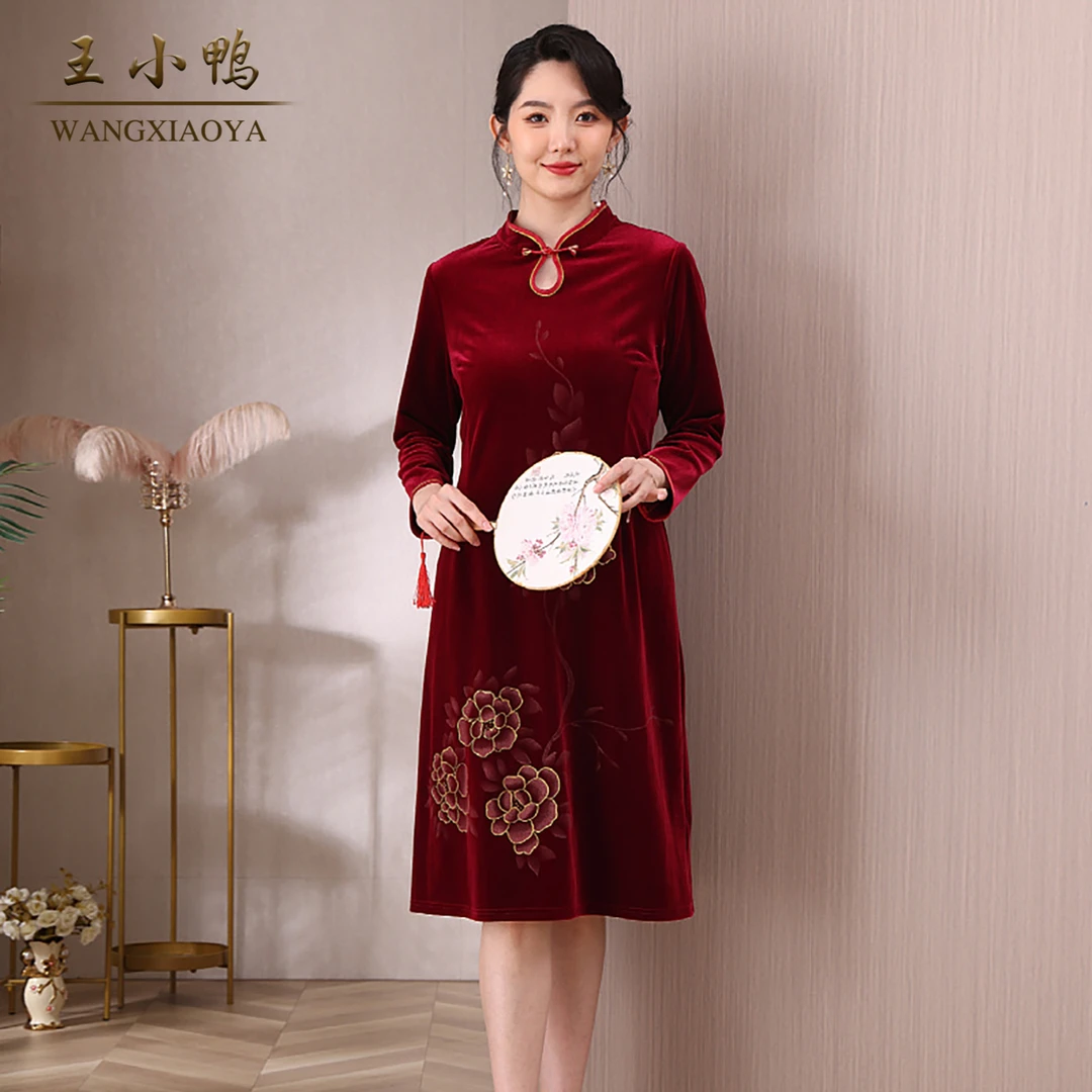 王小鸭妈妈婚宴金丝绒绣花裙子2026新款婆婆婚礼服喜庆连衣裙旗袍