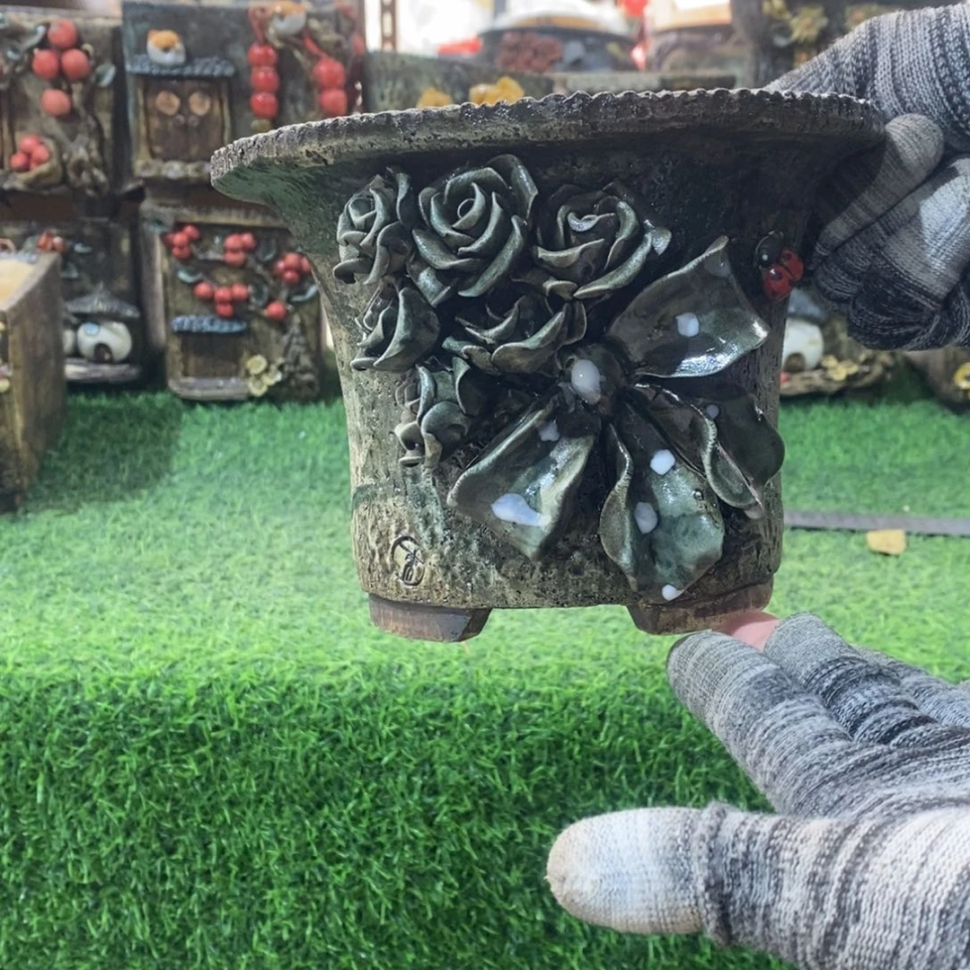 红陶青藤花器多肉花盆里