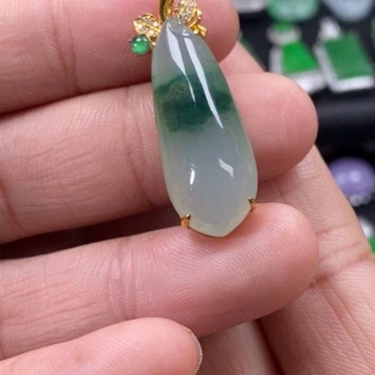 翡翠18K金镶嵌颈饰吊坠
