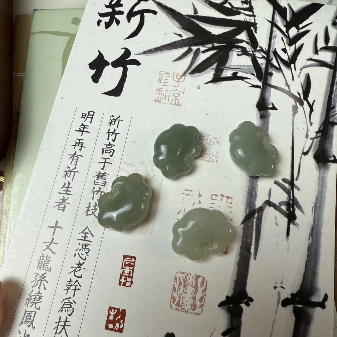 和田玉小锁拍一发一微瑕，就是图片小锁上有的有白，有的黑点