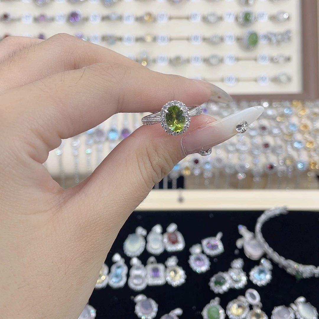琴***女橄榄石银S925镶嵌戒指