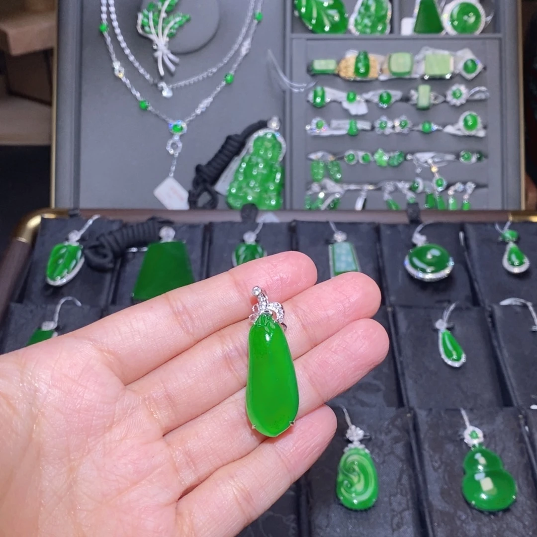 钱***.翡翠18K金镶嵌吊坠(不含链)福瓜吊坠