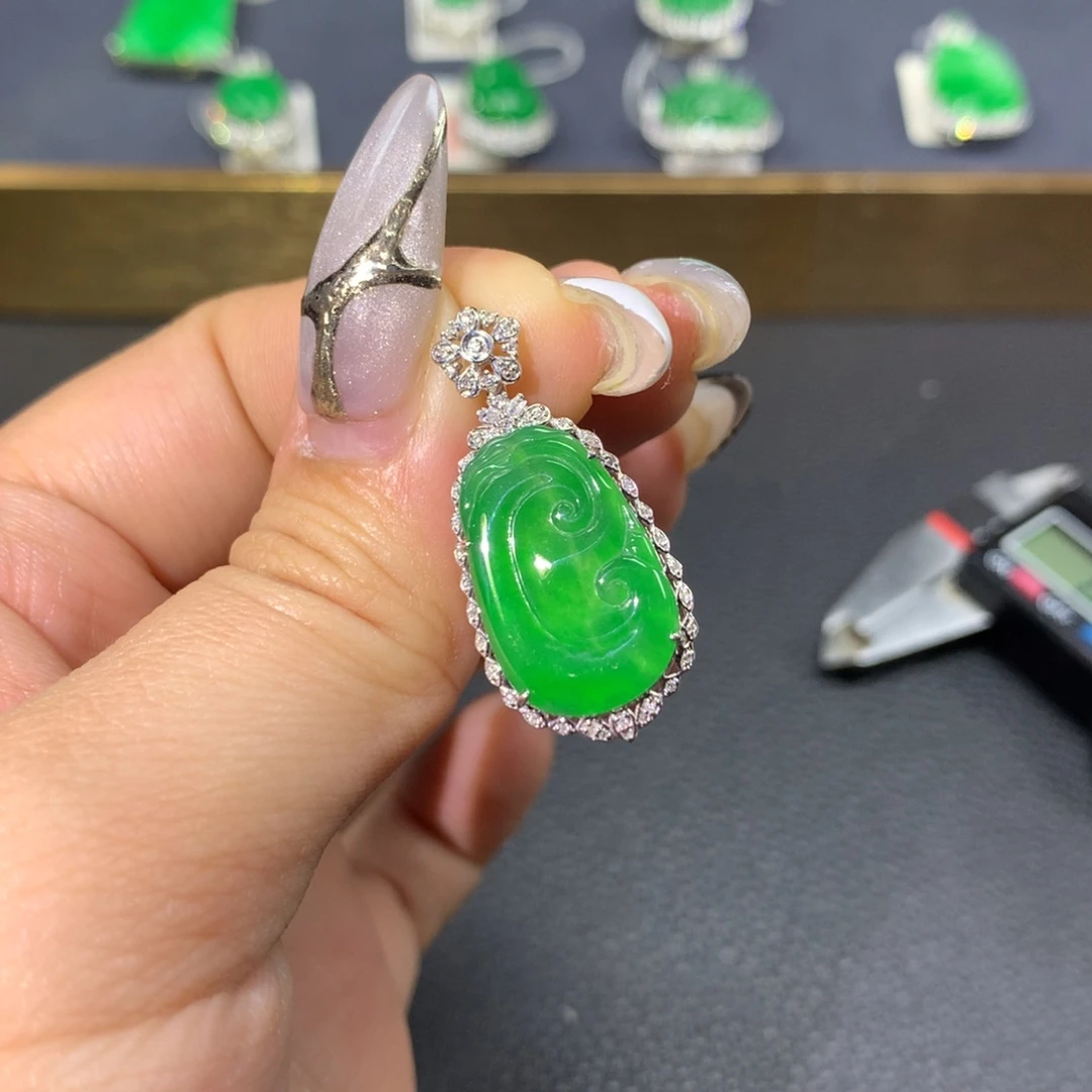 翡翠颈饰18K金镶嵌翡翠