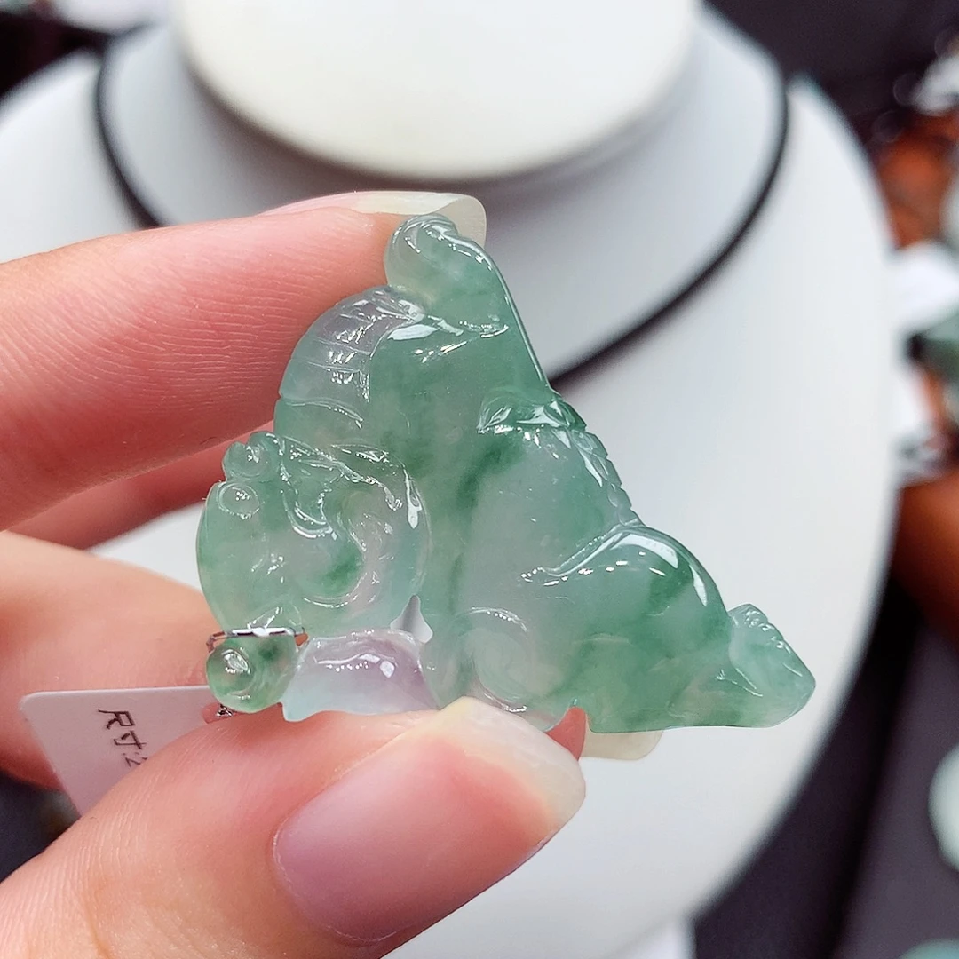 翡翠未镶嵌颈饰翡翠97，24.8/33.6/6.6