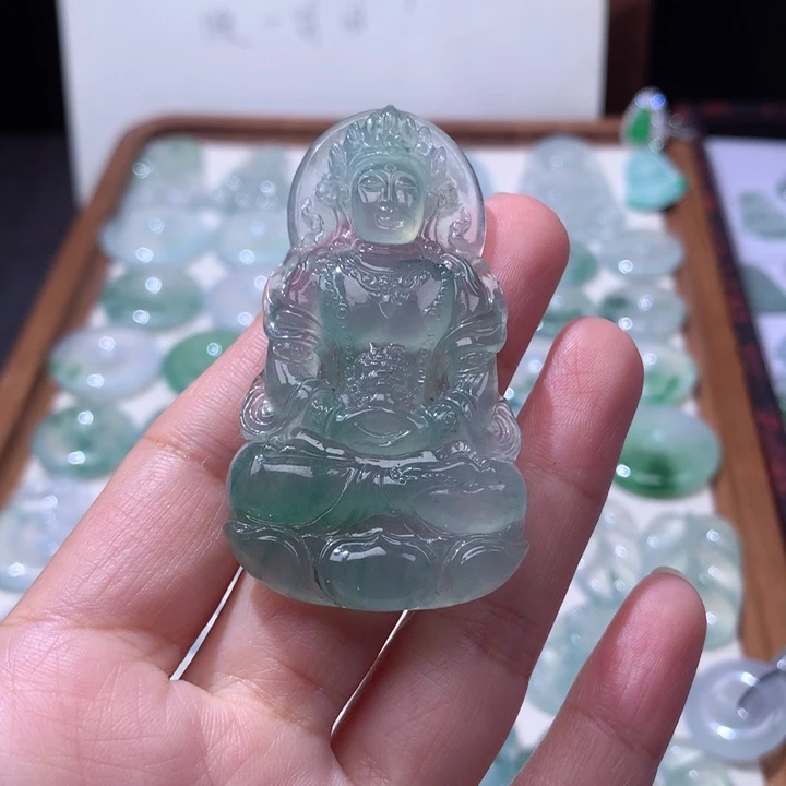 颈饰未镶嵌翡翠冰种浅绿大渡母观音