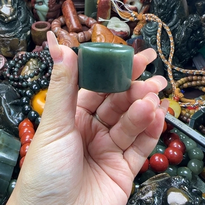 透闪石质玉未镶嵌珠宝奇石