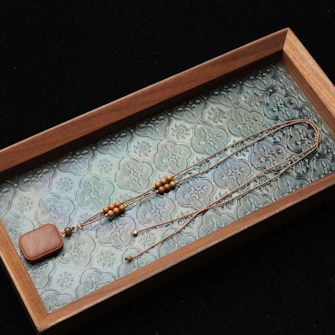 天然印度黑棕山水纹老山檀22*31*8mm无事牌