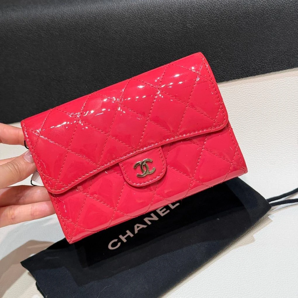 95新 Chanel/香奈儿 草莓红漆皮短款卡包 19开