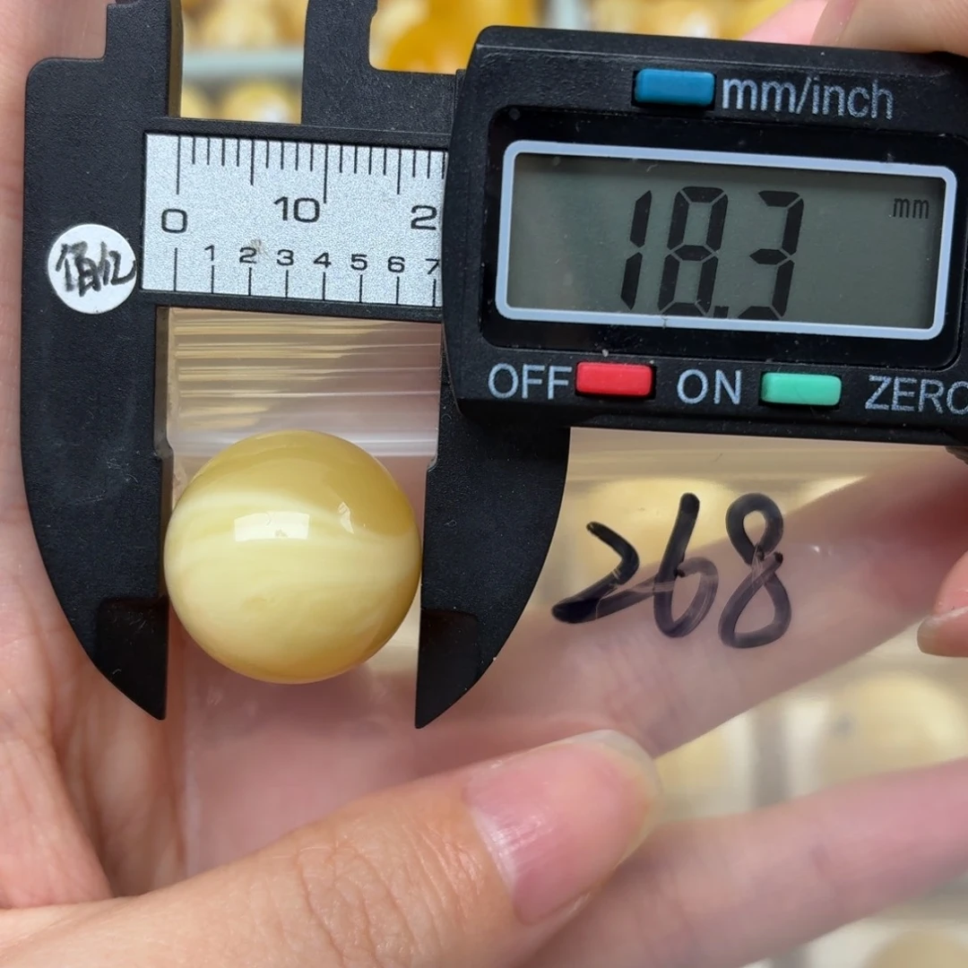 乐***乐未镶嵌蜜蜡裸石蜜蜡