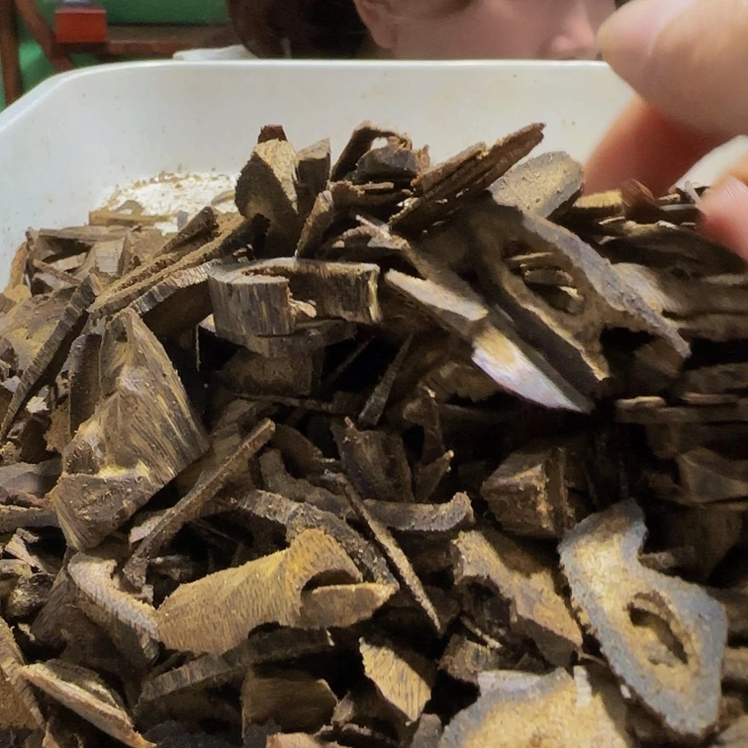 沉香碎屑沉香海南白奇乌身老料100克+蜡烛炉子一套