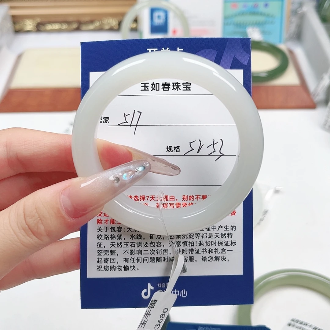 凶***糕和田玉手镯未镶嵌