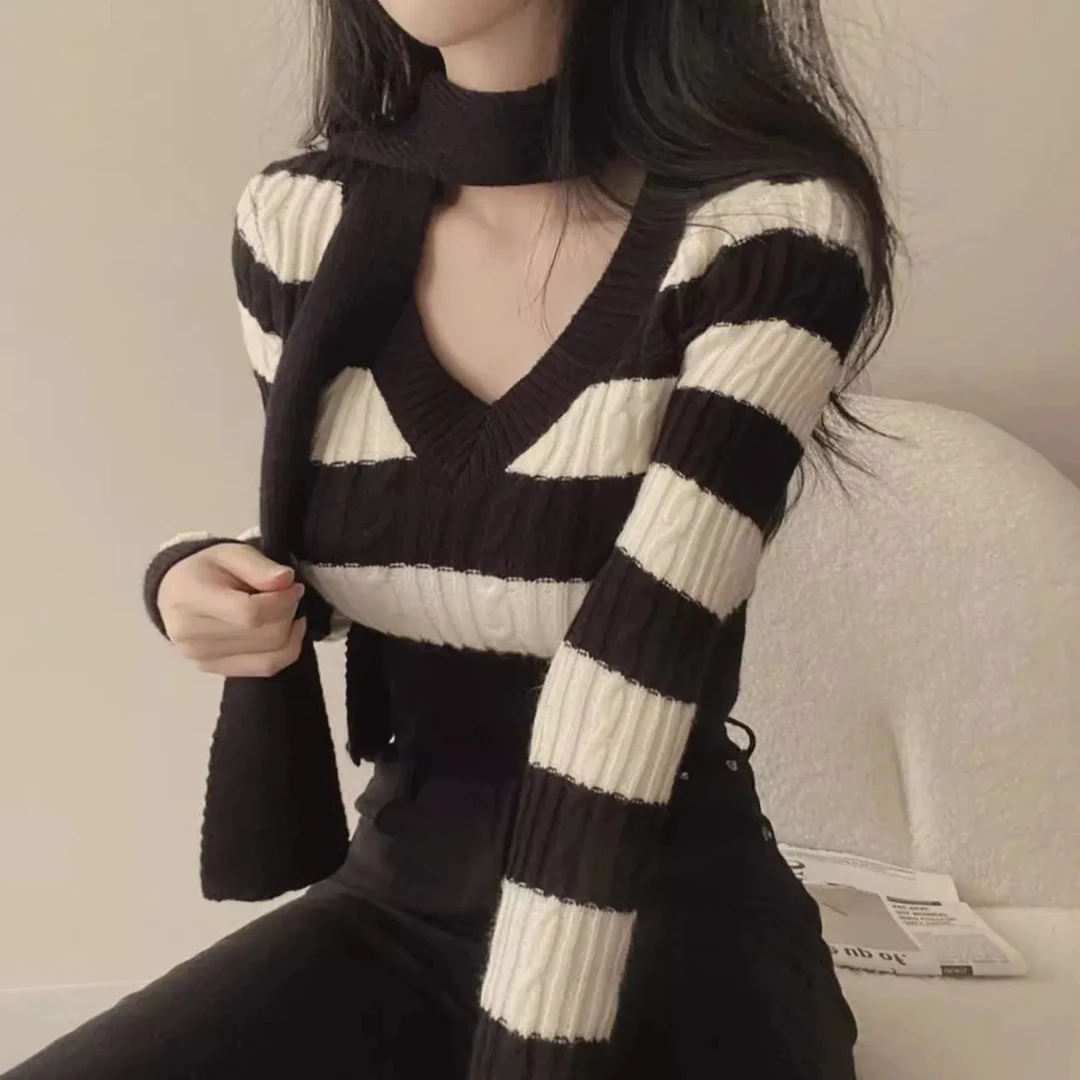 2025秋冬新款麻花V领修身短款毛衣韩版高级感条纹围脖针织上衣女