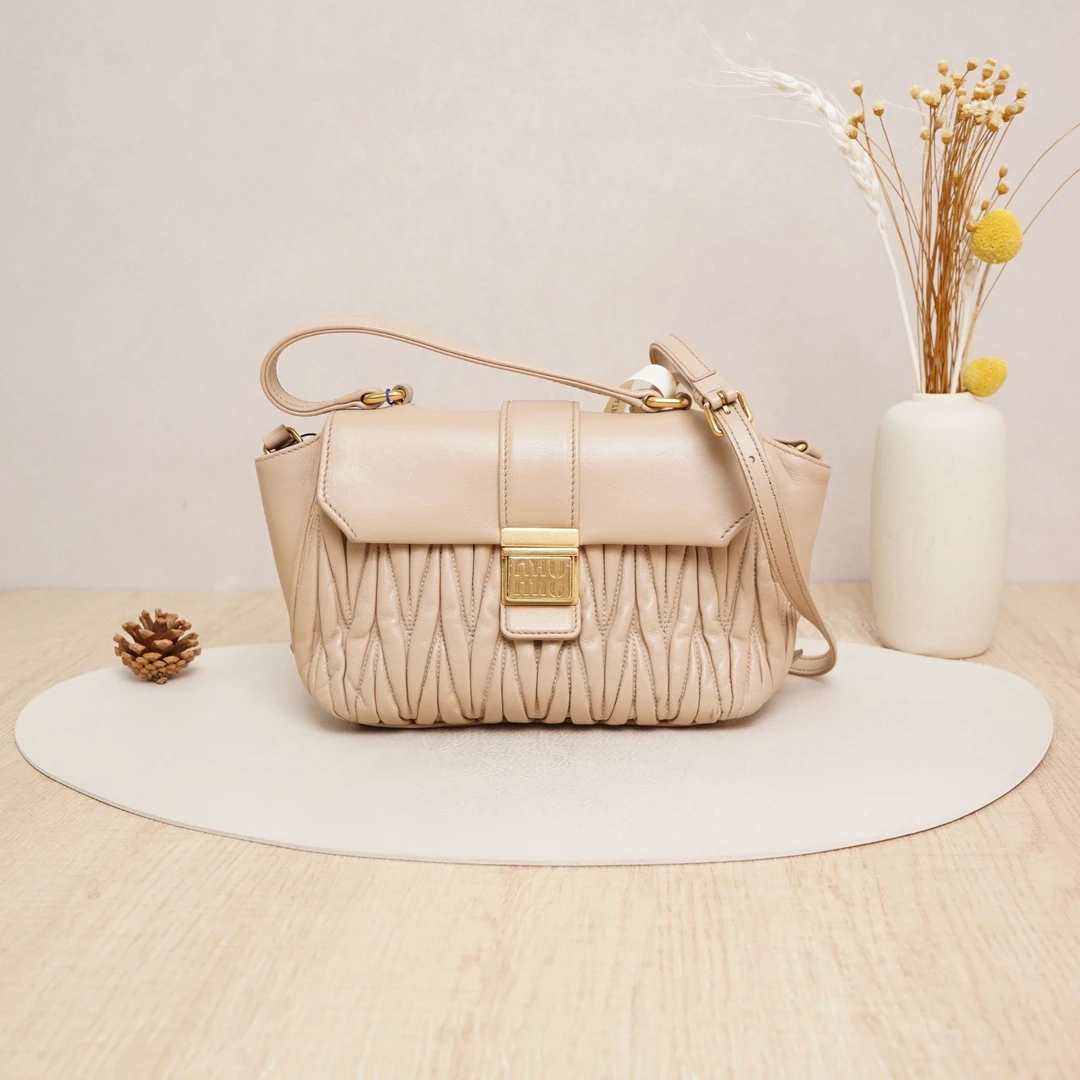95新 MIU MIU/缪缪 缪缪褶皱手提斜挎包咖啡色羊皮/DS039137