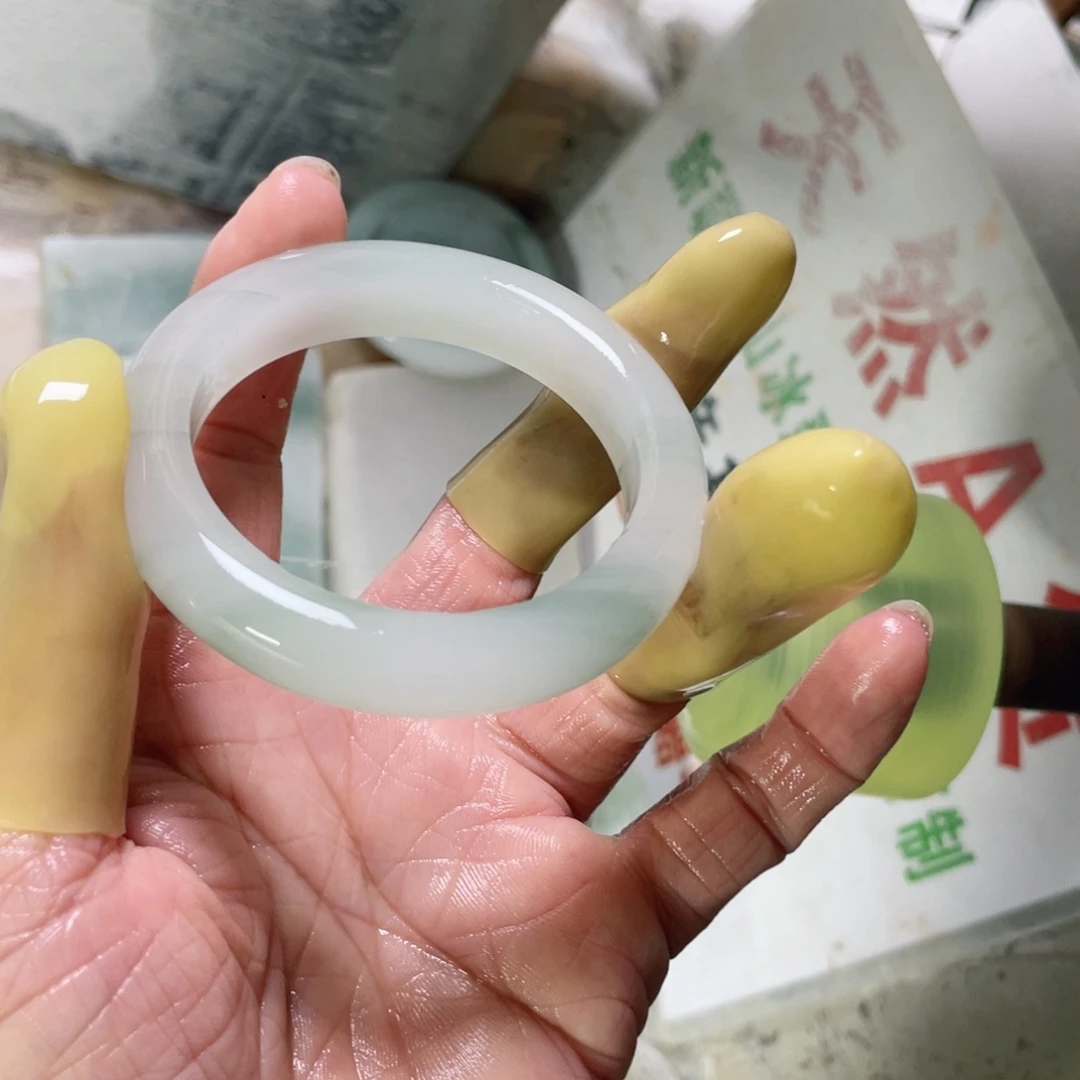 小****石英质玉（天山翠）未镶嵌手镯定制