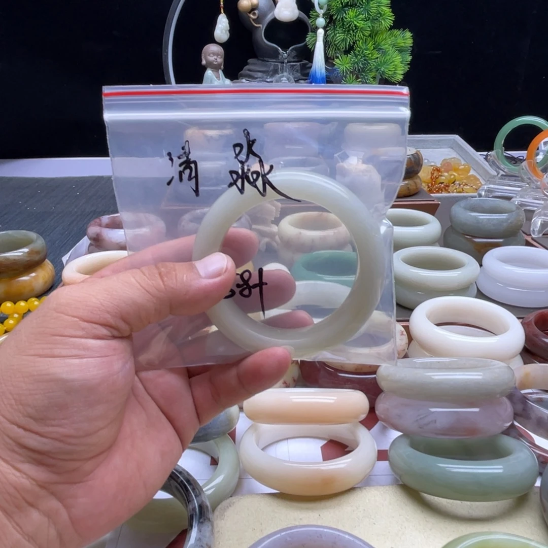 ****淼石英质玉（佘太翠）未镶嵌手镯
