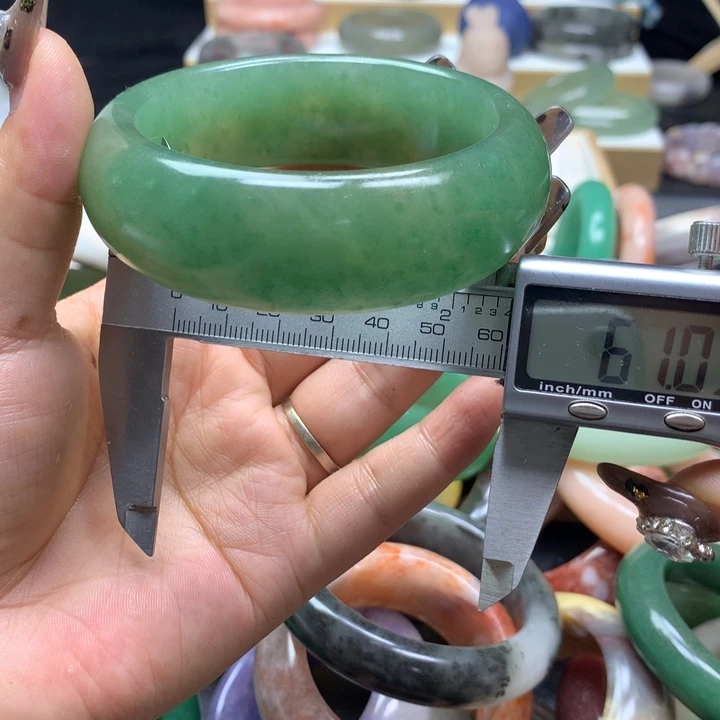 未镶嵌手镯石英质玉