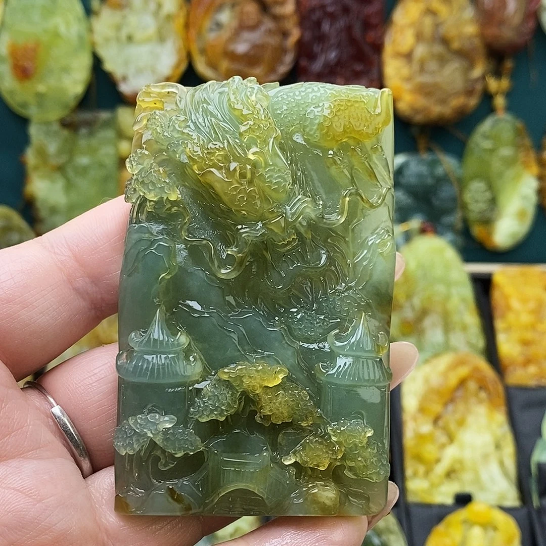 映***月蛇纹石玉未镶嵌颈饰龙头山水牌