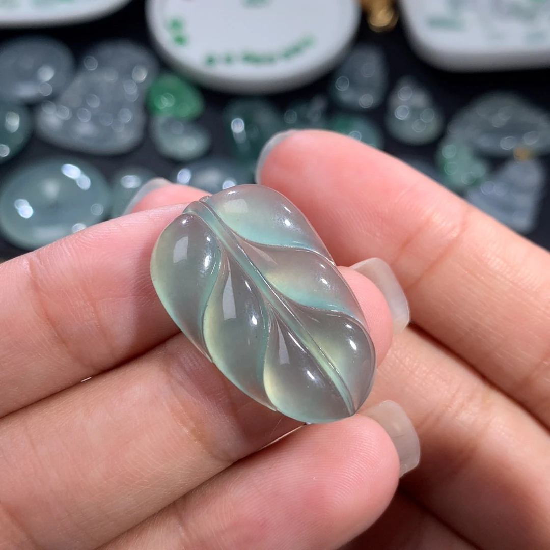 翡翠裸石未镶嵌湖水绿叶子