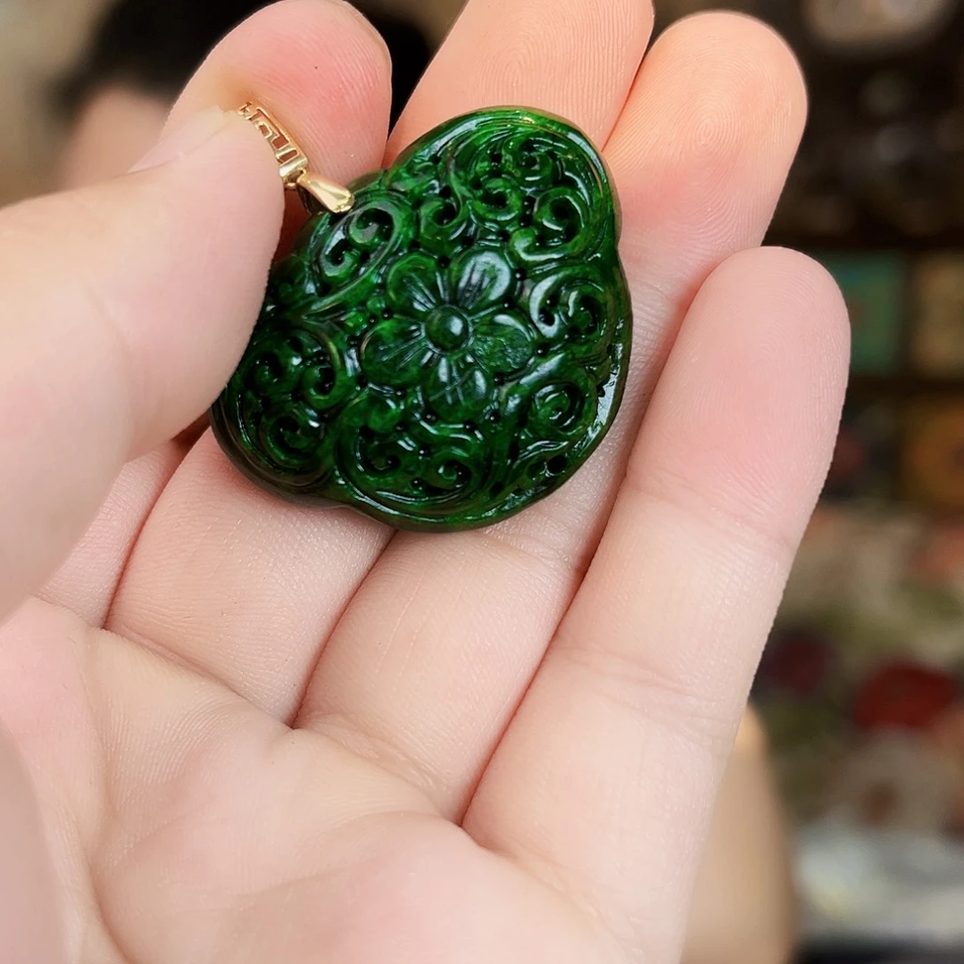 翡翠18K金镶嵌颈饰吊坠