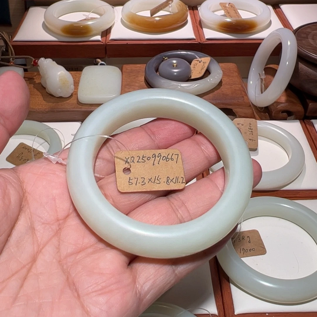 未镶嵌手镯和田玉且末暖白90.82g