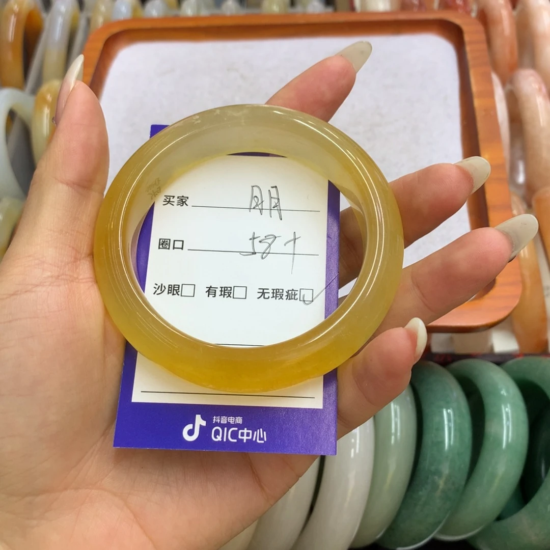 月***诗石英质玉未镶嵌手镯