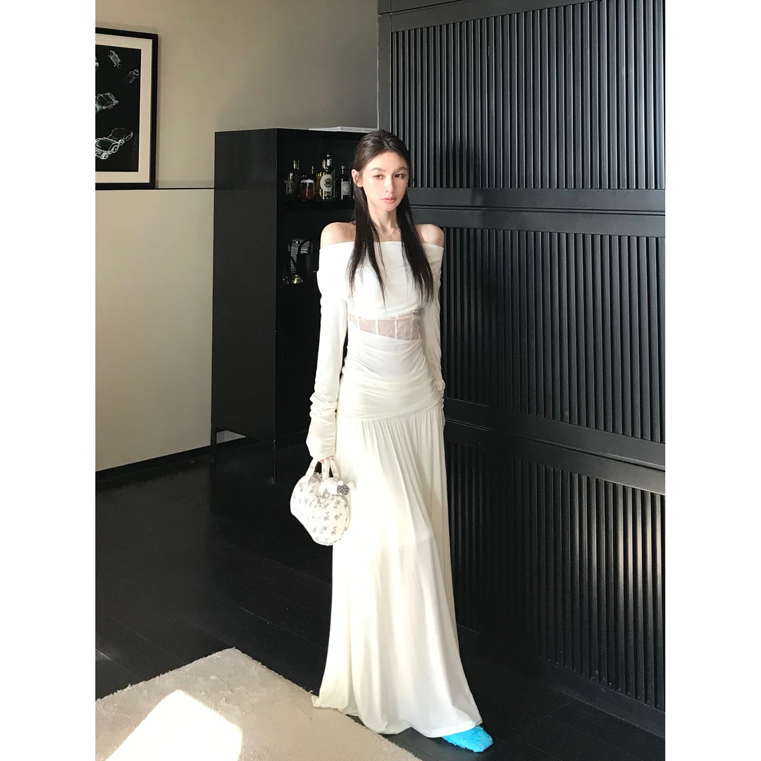 香软Crush 设计感一字肩镂空蕾丝褶皱打底衫半身裙套装