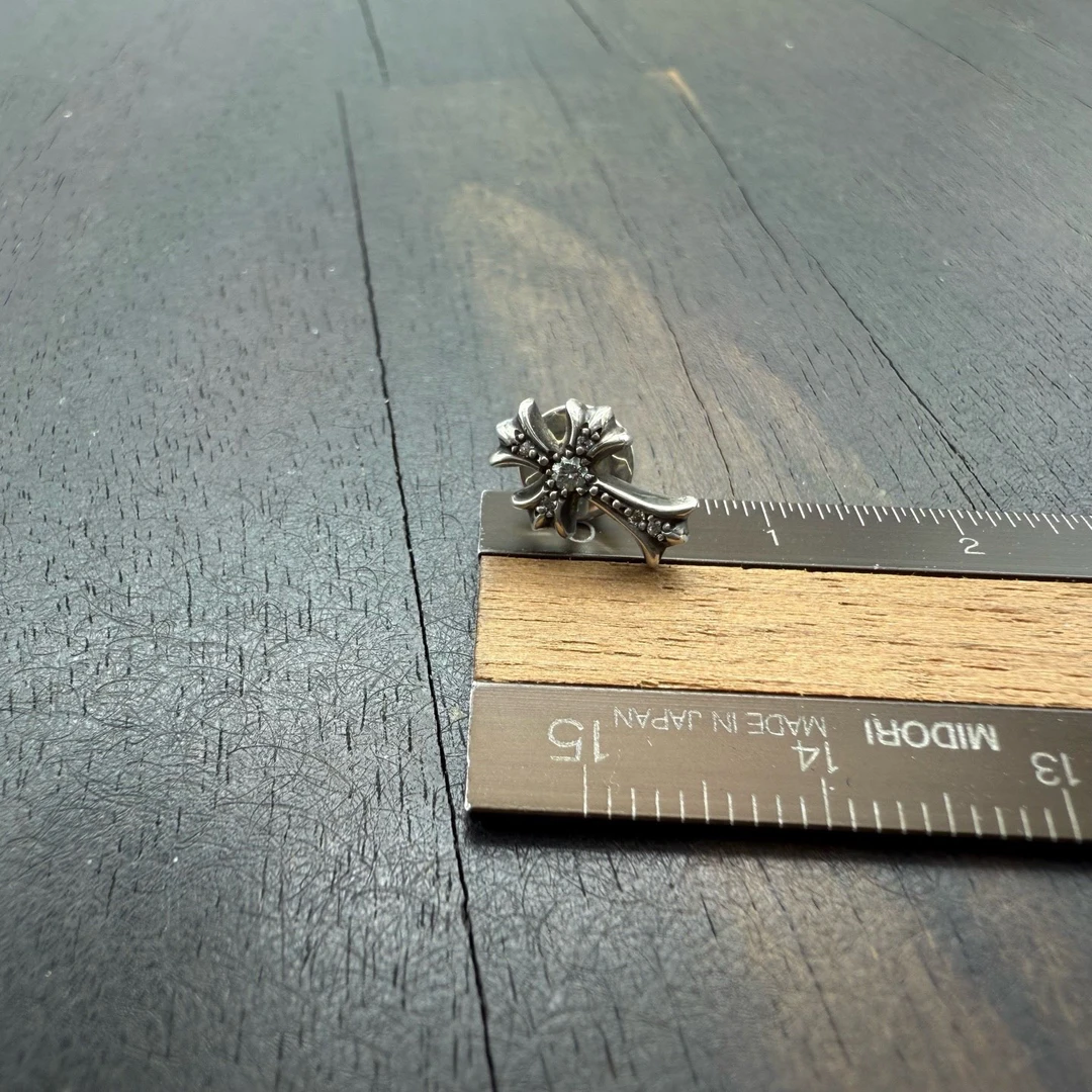 Chrome Hearts 克罗心 白钻长十字架耳钉耳坠