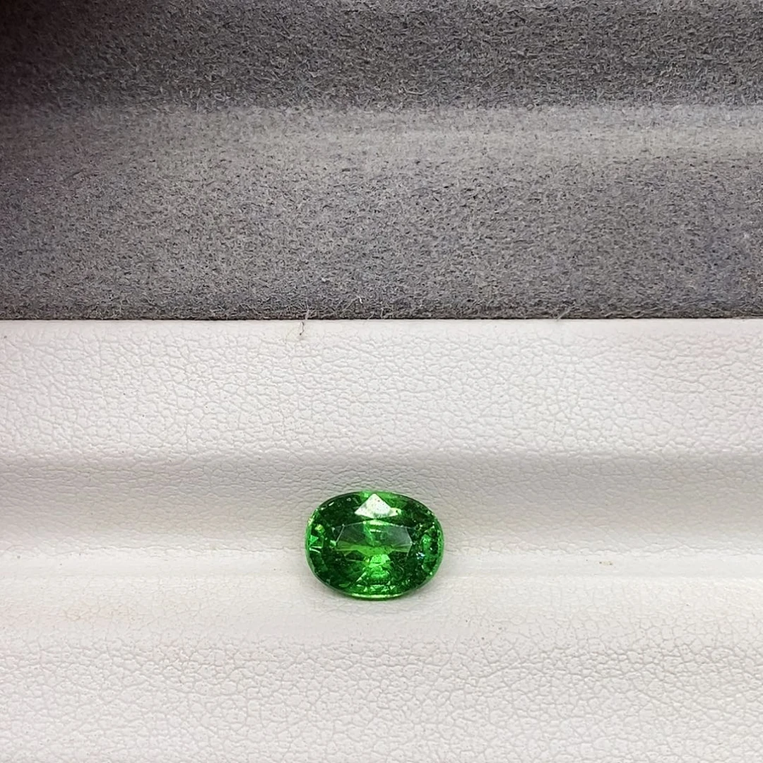 未镶嵌裸石石榴石（沙弗莱）2.55克拉天然沙弗莱